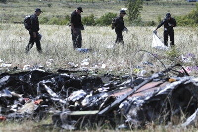 约70名专家进入MH17坠毁点 拉网式搜寻线索