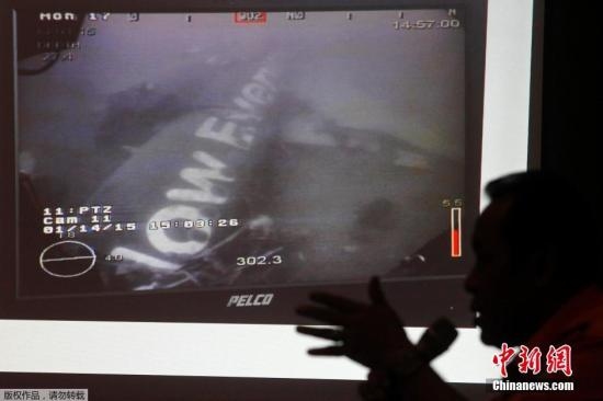 亚航客机45名死者身份确认 机身打捞进展慢