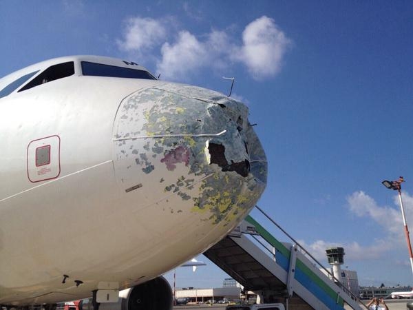 意大利航空客机遭强冰雹暴受创