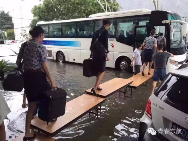 连降暴雨上海多处“见海” 两大机场空域受阻