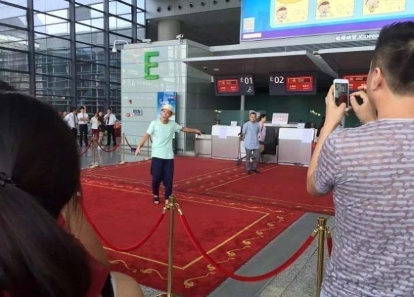 网曝虹桥机场陈冠希与插队大叔打架 掉落一只鞋