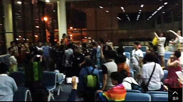 曼谷机场滞留游客称在机场唱国歌不是为了钱