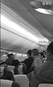 机舱内乘客互骂 逼停航班90分钟