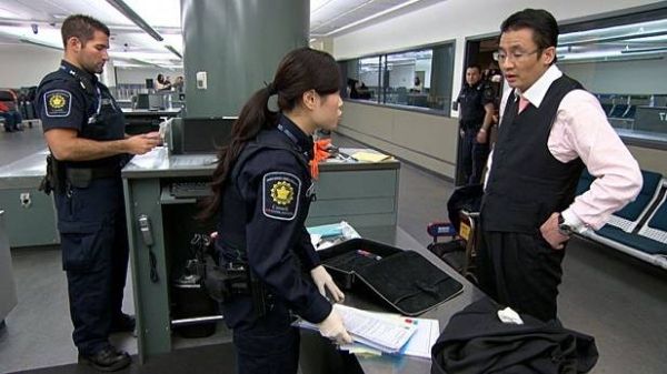 表情包太黄!数名中国人加拿大海关被查微信遣返