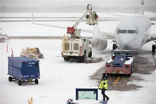 美国东部遇暴雪大雨 全美逾千航班取消