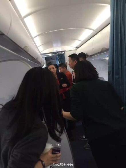 女子加钱升舱未果大闹机舱 被公安请下飞机 女子加钱升舱未果大闹机舱 被公安请下飞机