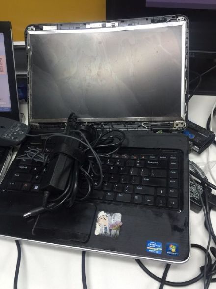 传去哪儿员工砸电脑怒斥南航 网友:人生如戏 传去哪儿员工砸电脑怒斥南航 网友:人生如戏