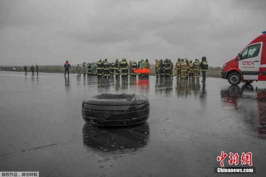 资料图:迪拜客机坠毁现场残骸遍地,图为客机的一个轮胎。