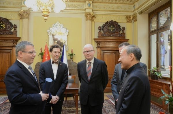 陪同习主席出访捷克 海航集团陈峰获勋 陪同习主席出访捷克 海航集团陈峰获勋