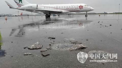 桂林机场停机坪遭遇雷击 水泥地面被劈开 桂林机场停机坪遭遇雷击 水泥地面被劈开