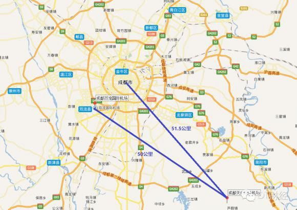 天府国际机场选址在成都东南方向的县级市简阳，与成都市中心的直线距离为51.5公里，与双流机场相隔50公里，设计规模为双流国际机场2号航站楼的1.8倍。机场总体规划建设6条跑道，航站楼面积约为126万平方米。