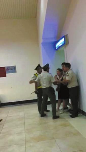 越南边检人员将一名中国男游客抓住，一名边检人员还有肘击其背部的动作。本组图片均据网友