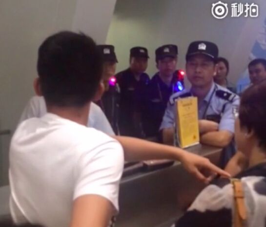 航班延误机场撒泼 警察好心劝阻反说被打 航班延误机场撒泼 警察好心劝阻反说被打