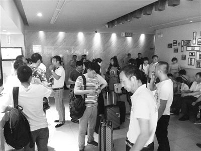 航班先延误取消后再延误 乘客情绪激动讨说法 航班先延误取消后再延误 乘客情绪激动讨说法
