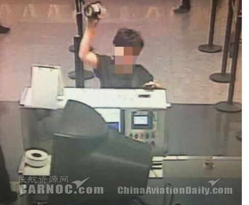网曝旅客将地服推下客梯车 只因没有起飞时间! 网曝旅客将地服推下客梯车 只因没有起飞时间!