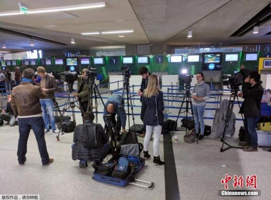 埃航公布咨询热线 安置部分失联客机乘客家属 埃航公布咨询热线 安置部分失联客机乘客家属