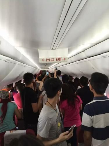 要求免费升舱被拒 两男子大闹机舱殴打空姐 要求免费升舱被拒 两男子大闹机舱殴打空姐