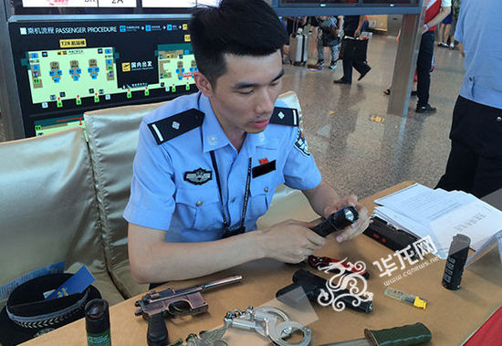 民航重庆机场公安局方面相关工作人员介绍查获的违禁物品。