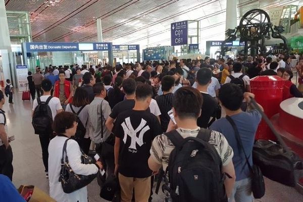 受雷雨天气影响 首都机场两天取消500多航班 受雷雨天气影响 首都机场两天取消500多航班