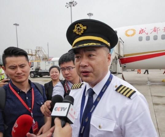 ARJ21商业首航机长:空中停车试验过百次 ARJ21商业首航机长:空中停车试验过百次