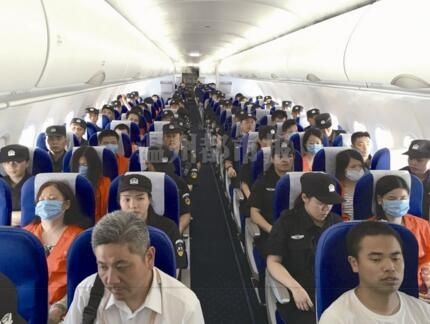 警方包机跨国押解全程追踪:机上没空姐 警方包机跨国押解全程追踪:机上没空姐