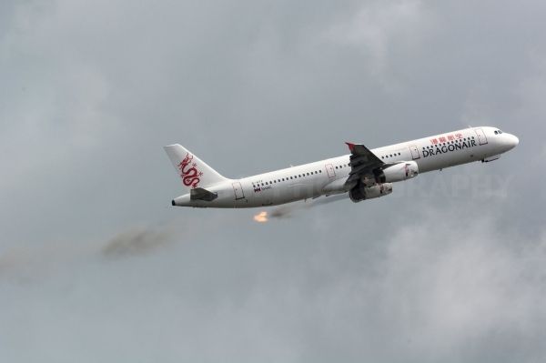 引擎疑过热半空喷火 港龙飞普吉航班安全折返 引擎疑过热半空喷火 港龙飞普吉航班安全折返