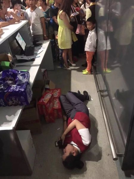太委屈!机场女地服带病坚持工作却被旅客打 太委屈!机场女地服带病坚持工作却被旅客打