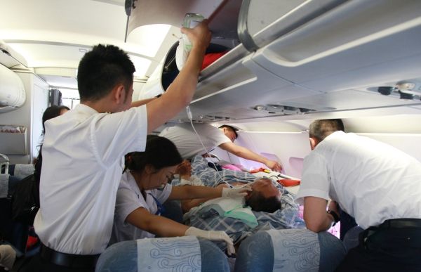国航拆了9个座椅 只为抢运重病旅客 !