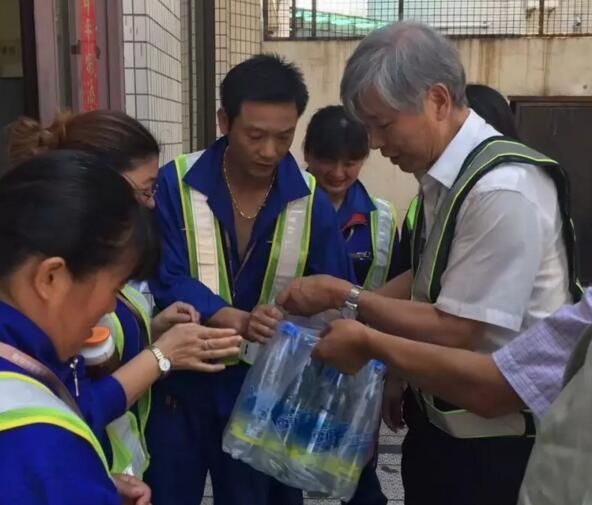 王正华:停机坪温度超50℃ 我与你们同在!