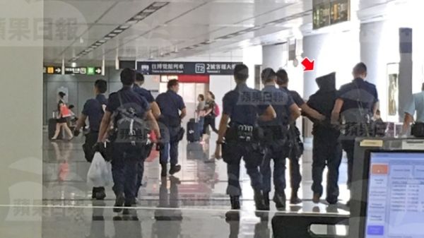 美籍黑人持刀闯香港机场 特警持枪制服 美籍黑人持刀闯香港机场 特警持枪制服