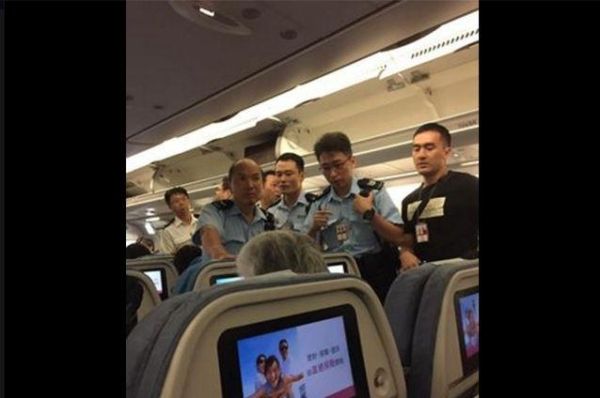 用果汁泼空姐 内地女子被香港警察拘捕 用果汁泼空姐 内地女子被香港警察拘捕