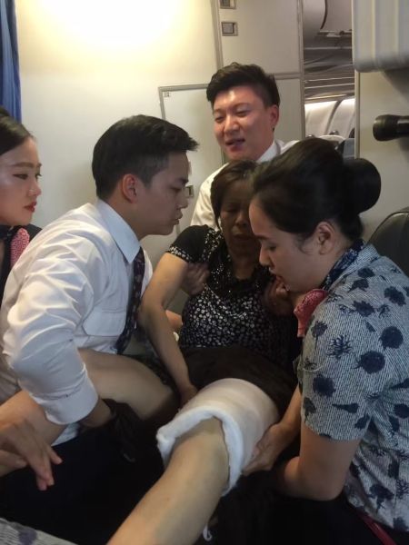 旅客国外受伤腿骨折 东航4名空乘抬其上飞机 旅客国外受伤腿骨折 东航4名空乘抬其上飞机