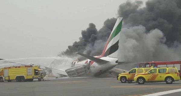 阿联酋航空起火飞机人员安全撤离,无人伤亡358735_ 阿联酋航空起火飞机人员安全撤离,无人伤亡