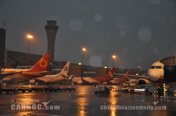 图:成都机场遭遇雷阵雨