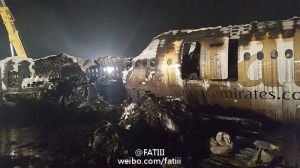 EK521事故现场清理 被烧后的飞机残骸触目惊心359433_ EK521事故现场清理 被烧后的飞机残骸触目惊心