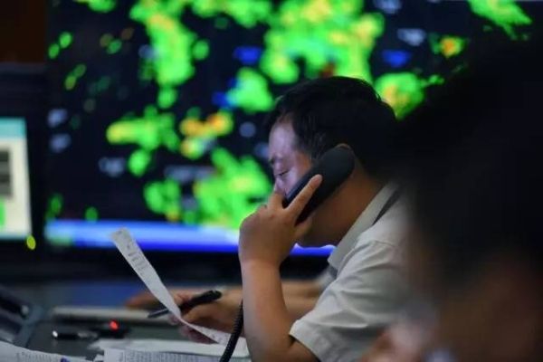 珍爱民航人!暑运+雷雨的心酸只有他们懂