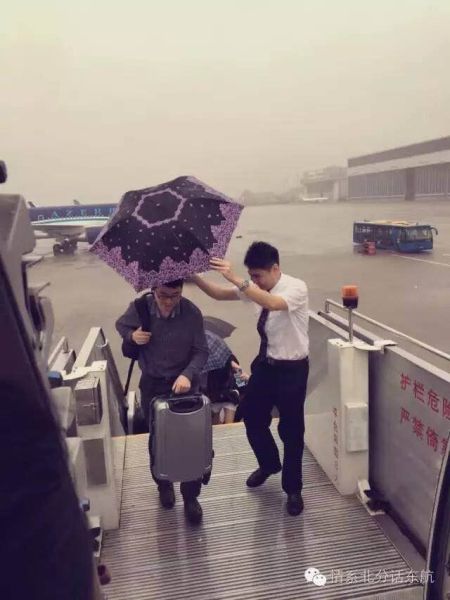 雨一直下,为旅客撑伞,我淋湿了不要紧