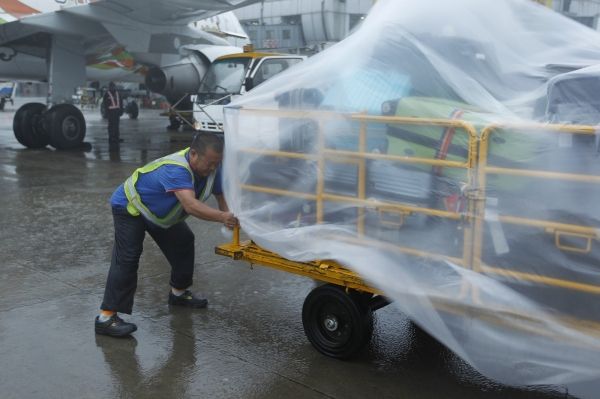 珍爱民航人!暑运+雷雨的心酸只有他们懂