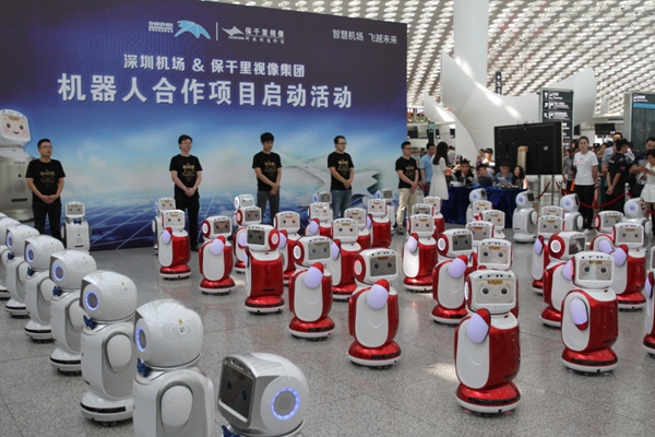 60台机器人为旅客朋友跳《小苹果》舞蹈 摄影：叶丹.JPG