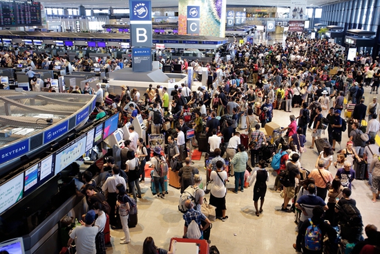 航空公司取消了约1000个航班,造成全球各地该公司大量旅客滞留机场。