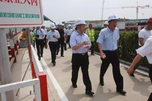 民航华北局吕尔学局长在调研中 摄影:宋鹏