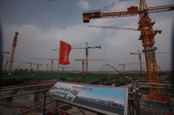 民航华北局吕尔学局长在调研中 摄影:宋鹏