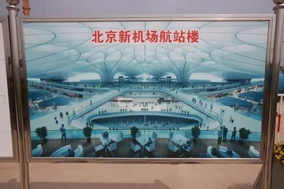 民航华北局吕尔学局长在调研中 摄影:宋鹏
