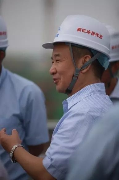 民航华北局吕尔学局长在调研中 摄影:宋鹏