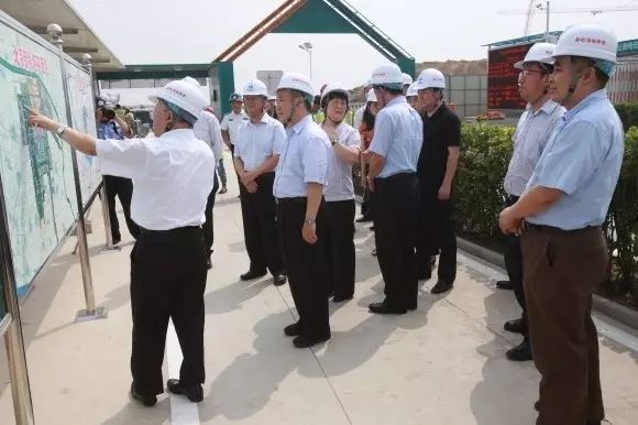 民航华北局吕尔学局长在调研中 摄影:宋鹏