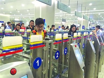 浦东机场入境自助通关新增3类人员 耗时不过10秒362459_ 浦东机场入境自助通关新增3类人员 耗时不过10秒