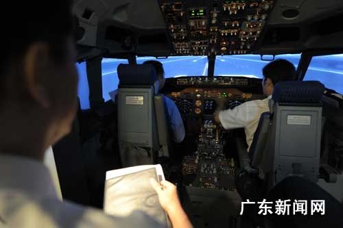 中国航空公司抢外籍飞行员 年薪30万美元362449_ 中国航空公司抢外籍飞行员 年薪30万美元