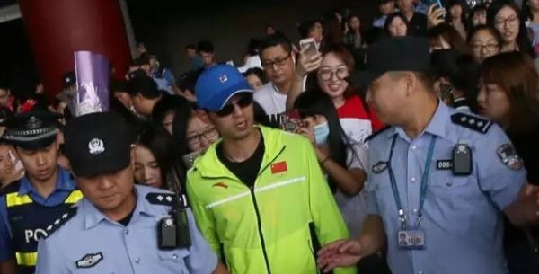 迷妹们,你们打算把首都机场给炸了吗?