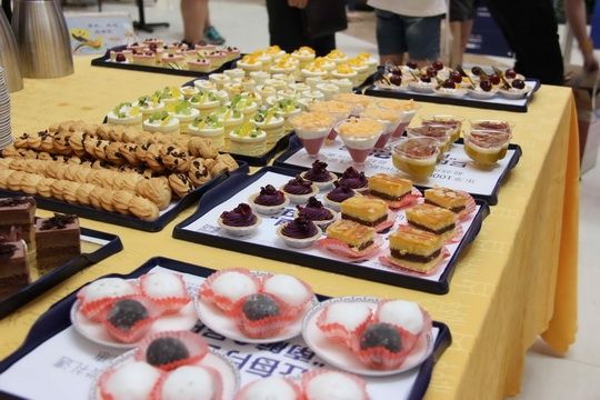 图:8月21日,南航汕头公司在汕头热门商圈举办空中餐饮主题开放日活动。