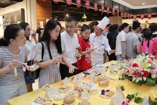 图:8月21日,南航汕头公司在汕头热门商圈举办空中餐饮主题开放日活动。